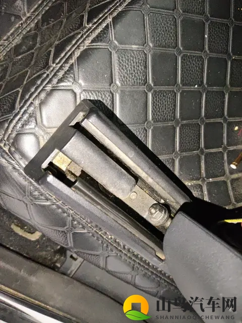 t55.44C陈冠希与陈慧琳:明星体验独特设计汽车,引领时尚与性能新潮流-2