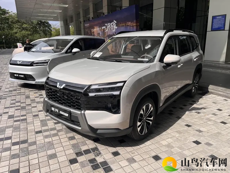 五菱星光560现身街头,美系SUV既视感,5_7座可选-1