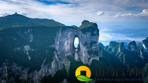 天门山惊魂一幕！汽车挑战天梯撞毁栏杆，景区回应引众怒-2