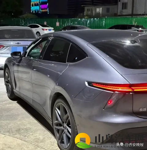 突然火了！年轻人捡漏倒闭车企“烂尾车”，有人半价买哪吒，有人12万元抄底高合，“开10万公里就回本了”-1