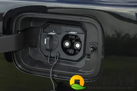 五菱星光730 PHEV版正式预售！造型时尚，7座布局，香吗？-1