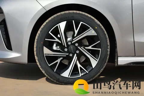 燃油车的新选择！试驾第三代领克03：10万出头，全能家轿怎么选？-2