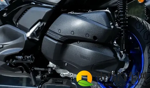 雅马哈发布26款XMAX300踏板车-1