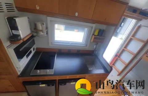 奔驰旅居车:铁皮屋里的移动生活实验-1