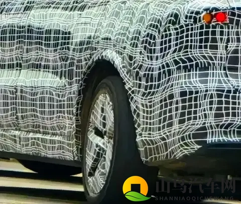 小区停车难,理想L9加后轮转向,家长终于能松口气-1