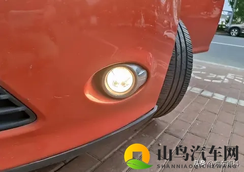 为什么前雾灯是黄色，后雾灯是红色？平时可以开雾灯辅助照明吗？-3