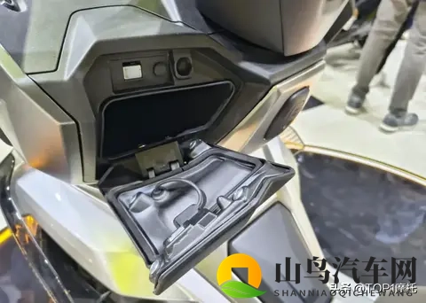 米兰车展丨无极SR125 GTS首次亮相，战斗感十足的龙骨踏板-3