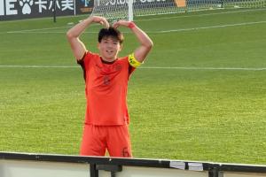 历史首进淘汰赛！U23国足场上队长徐彬向女友比心