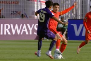 吾米提江断球“马赛回旋”发动反击，被裁判吹停+示意踩脚犯规