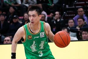 直播吧：赵继伟明日将在辽宁主场对阵新疆的比赛中复出！