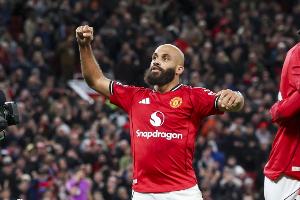 太阳报预测曼联对曼城阵型:姆伯莫突前,B费重回10号位