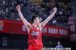 状态可以!郭艾伦20中10拿到25分3板6助 5次失误