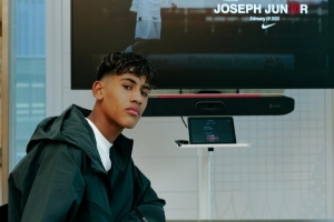 记者：15岁曼联小将JJ·加布里埃尔今日跟随曼联一线队训练