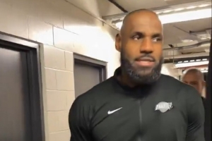 众将球员通道内很兴奋！詹姆斯：8连客在外两周了 终于要回家咯