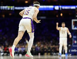 里夫斯：过去一个半月我唯一做的事就是坐在板凳上冲裁判嚷嚷