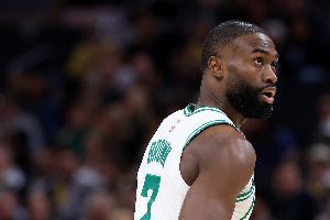 依旧稳定！杰伦·布朗29中15砍下33分11板3助 仅2次罚球