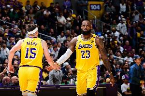 詹姆斯：里夫斯的节奏显然还有些生疏 但看到他复出真是太好了