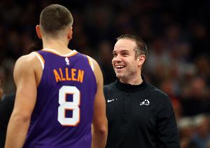 奥特谈当选月最佳教练：这是整个教练组的荣誉 得归功于球员们