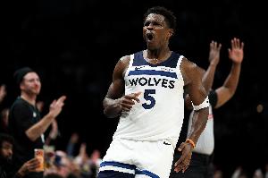 神的武器！爱德华兹两分15中10三分8中1 砍30分8板5助3断1帽