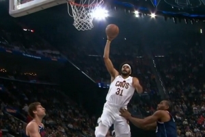 欲与天公试比高！阿伦举火烧天越过伦纳德单臂砸扣