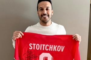 佩德罗晒斯托伊奇科夫亲签球衣：感谢偶像送的礼物，传奇永驻！