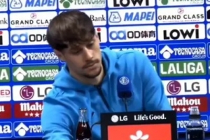 致敬C罗？塞尔维亚国脚租借加盟赫塔费，亮相发布会移走可乐