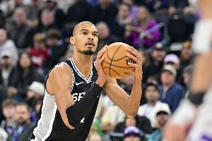 效率很高！文班上半场13分钟6中4 砍下11分6篮板&正负值+16