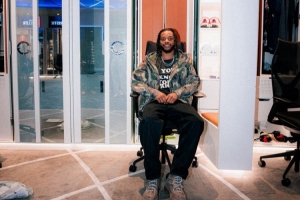 官方晒照：加兰来快船更衣室了 更衣柜位置是之前哈登的紧挨小卡