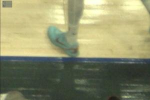 雄鹿底角三分准绝杀！但特纳疑似踩线！裁判回看半天三分取消啦！