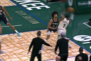 有点疼！小凯文·波特进攻肘到皮维面部 回放后普通犯规未升级