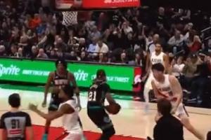 这比杨瀚森本人还高兴啊！杨瀚森上篮得分 韦斯利激动挥拳庆祝！