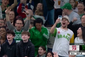 观众看嗨了！怀特高难度漂移三分+造杀伤反超 绿军最多落后22分