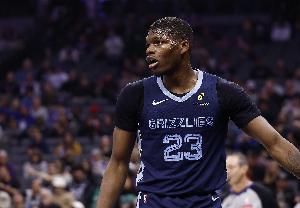 火药味起来了！科沃德中线附近推倒西索科 后者上前理论小冲突