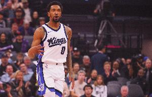 摆烂是吧？蒙克首节3记三分拿9分 次节几乎没让打