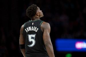 关键球差一点！爱德华兹22中11砍全场最高35分 最后连续两投打铁