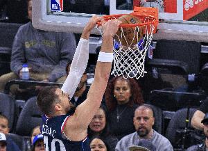 泰伦·卢：祖巴茨被交易对我们来说非常难 昨天球队很多人都哭了