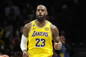 20+7+10率队取胜！詹姆斯出战的近5场对阵勇士比赛 湖人4胜1负