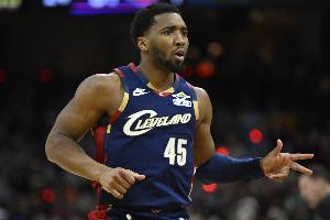 有点紧！米切尔首节4投仅1中拿到2分 正负值-4