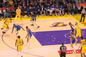 也是看一场少一场！詹姆斯光速启动差点晃翻追梦 左手上篮终结