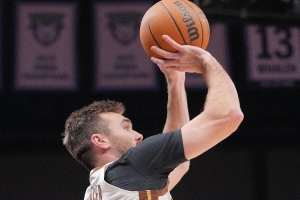 斯潘塞本赛季打首发场均14.5分5板5.7助+2.5三分 三分命中率52%