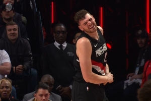 不妙！克林根跟进接球有接触 疑似伤到左手表情痛苦