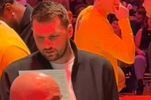 我看看怎么事儿！东契奇场边便装看技术统计表 表情非常严肃