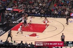 突然崩了？掘金三节最后3分16秒被公牛打了个17-2 三节后落后7分