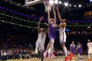 真猖狂！里夫斯钻人缝过人迎着两人防守压哨扣篮打进