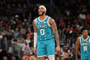 解说：布里奇斯戏瘾上身逼出斯图尔特小拳拳 维护人设需要成本啊