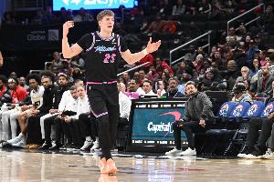 上场比赛三分6中6！新秀亚库乔尼斯半场5记三分砍下17分2篮板