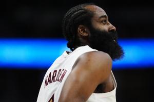 一般般！哈登半场8投3中拿到9分5板2帽 正负值-7