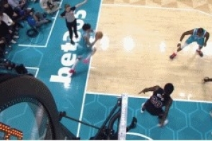 思考人生？拉梅洛·鲍尔底线发球 自己跑进场内出现违例