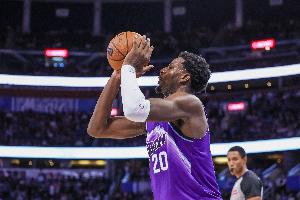 在这放开抡！小贾伦半场12中5拿下17分4板3助2断 正负值+16最高